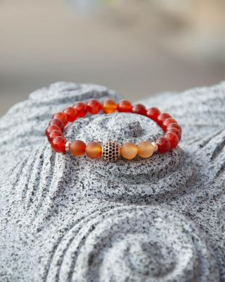 Čo by ste povedali 🙄na náramok z krásneho oranžového karneolu? My si myslíme, že krásne rozžiari váš outfit a pohľadom...